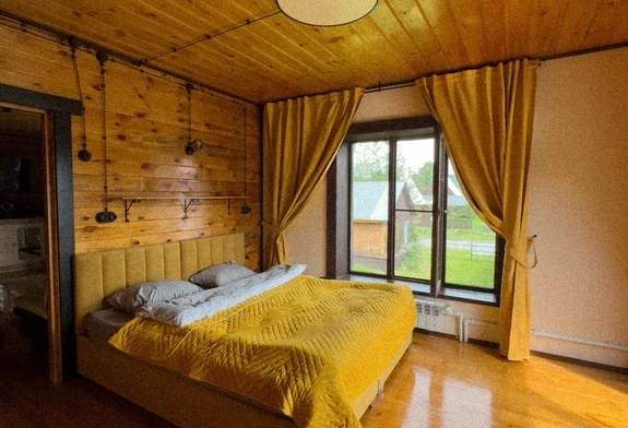 Кровать и окно