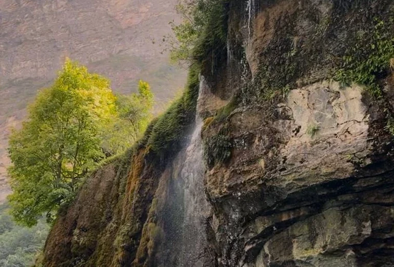 Плачущие скалы 