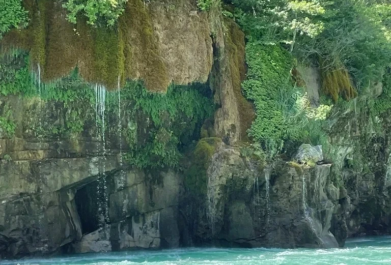 Плачущие скалы