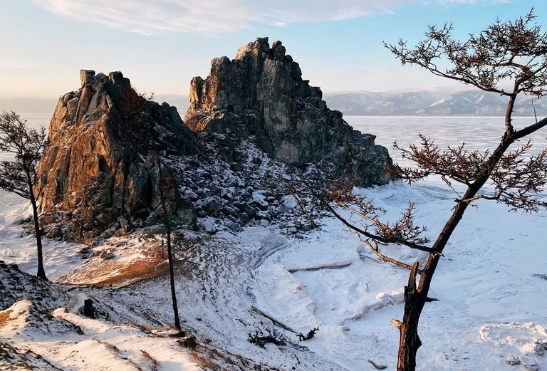 Байкал скала Шаманка.jpg
