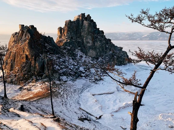 Байкал скала Шаманка.jpg