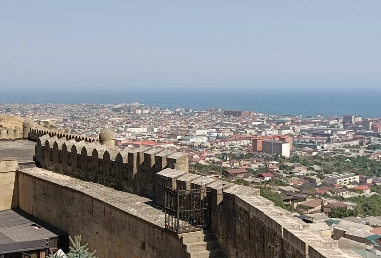 Вид с крепости на Дербент 