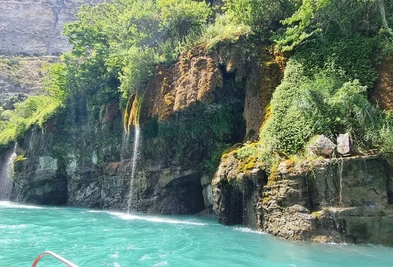 Плачущие скалы 